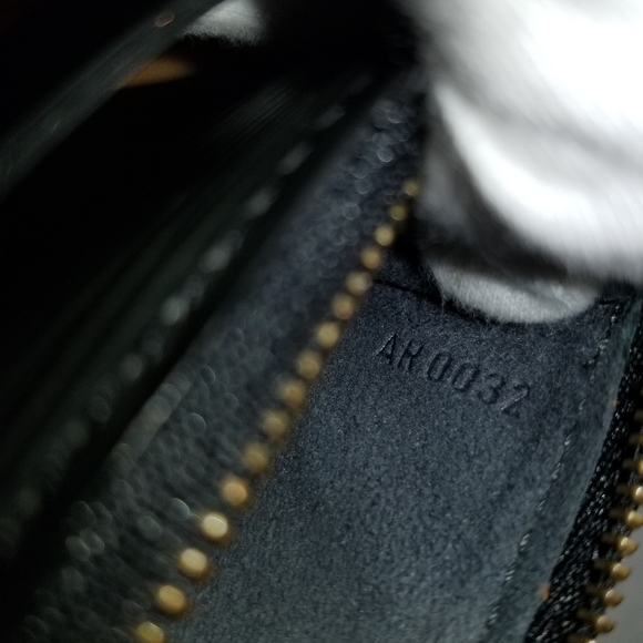 LOUIS VUITTON EPI POCHETTE Black hand bag - Picture 14 of 14